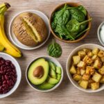 Selección de plátano, patata, alubias, espinacas, aguacate y yogur